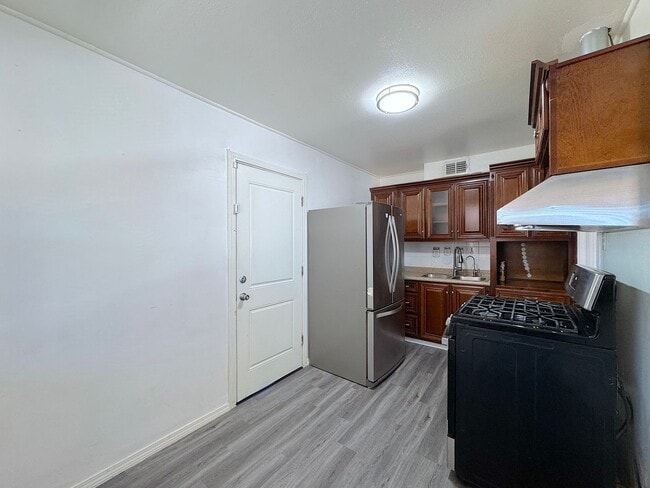 Building Photo - East/Central El Paso 3bed/1bath Refrig A/C with Outdoor Kitchen Oasis!
