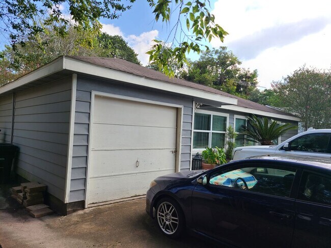 Building Photo - 6742 Feldspar St