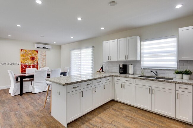 Building Photo - 6260 SW 58th Pl