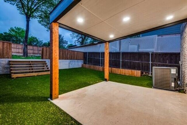Building Photo - Stunning 3BR  3.5 Bath Townhome in Dallas