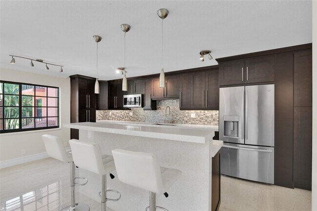 Building Photo - 250 E Royal Palm Rd