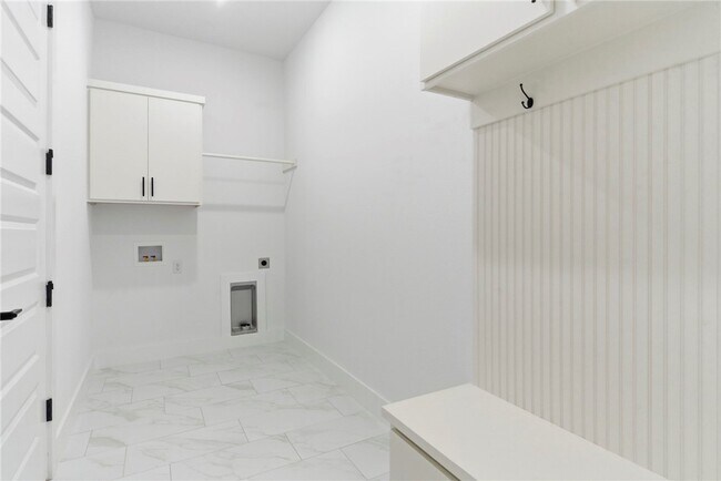 Building Photo - 421 Hedge Dr