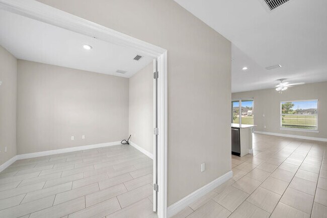 Building Photo - 1004 NW 35th Pl