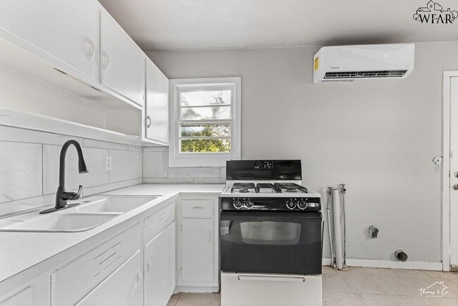 Building Photo - 1613 Hawes Ave