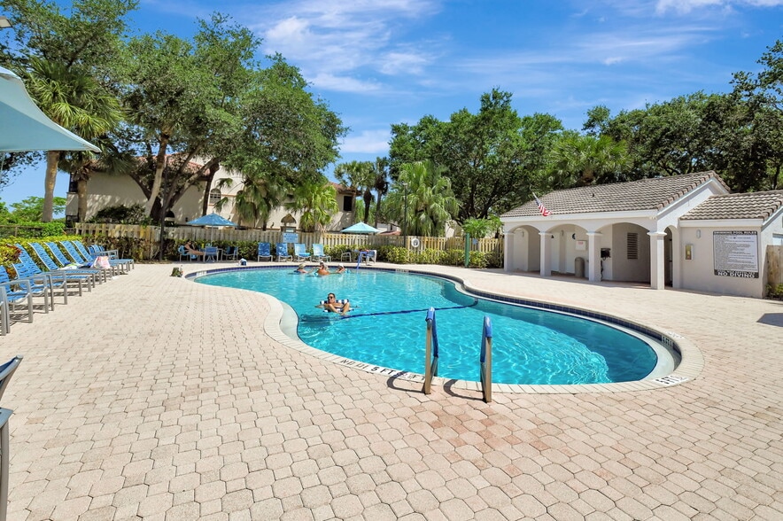 Building Photo - 5475 Verona Dr