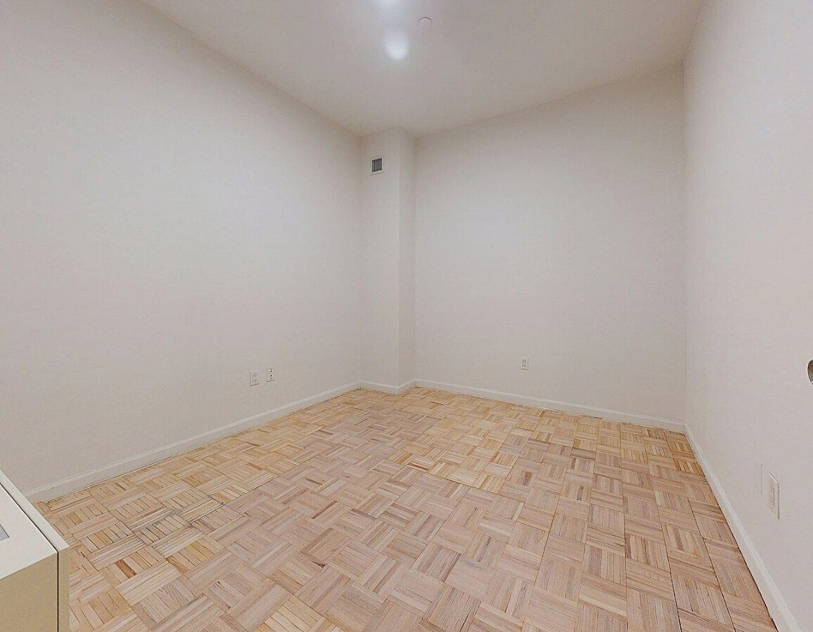 Building Photo - Washington Street