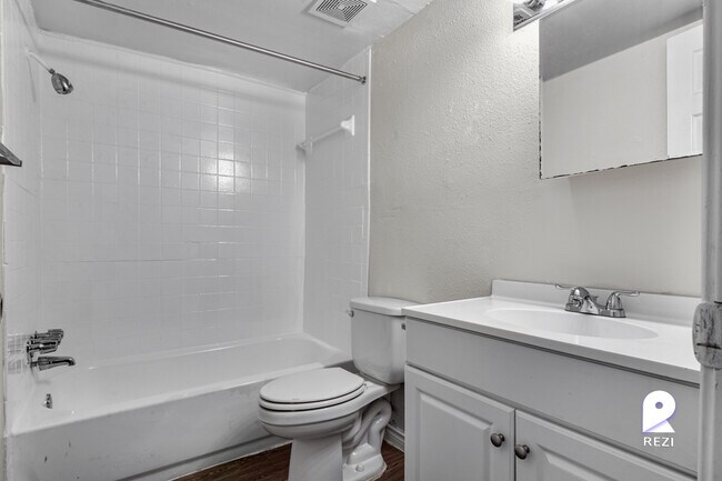 Building Photo - 11810 Algonquin Dr