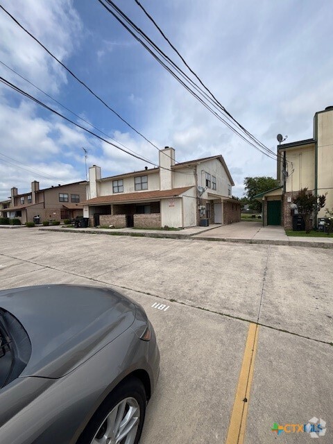 Building Photo - 1813 Cedarhill Dr