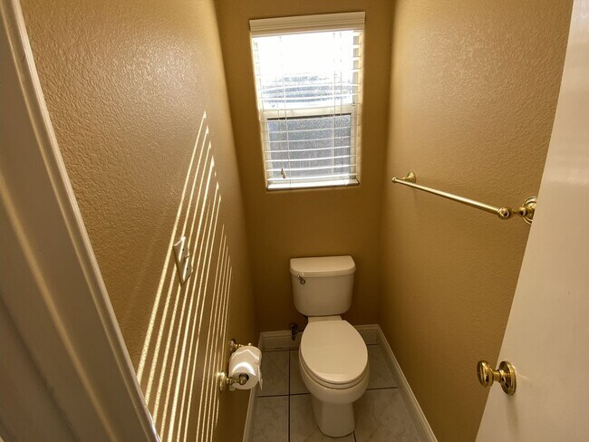 Building Photo - Charming Single-Story Home in Tracy — Across from the Park!