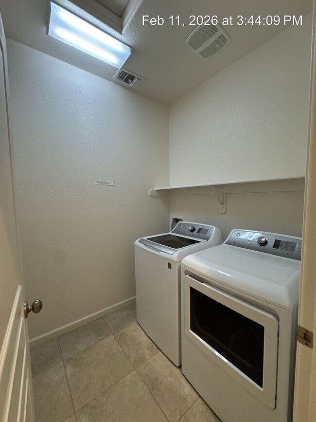 Building Photo - 4 Bedroom home! Rent Ready NW Visalia!