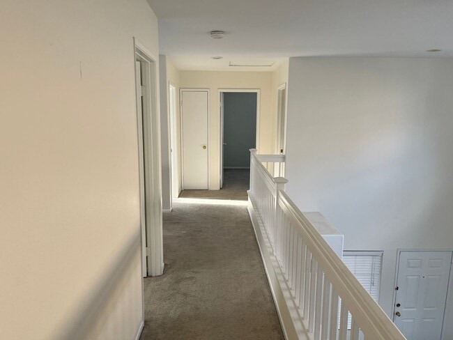 Building Photo - Spacious 4br/3ba Single Family Residence i...