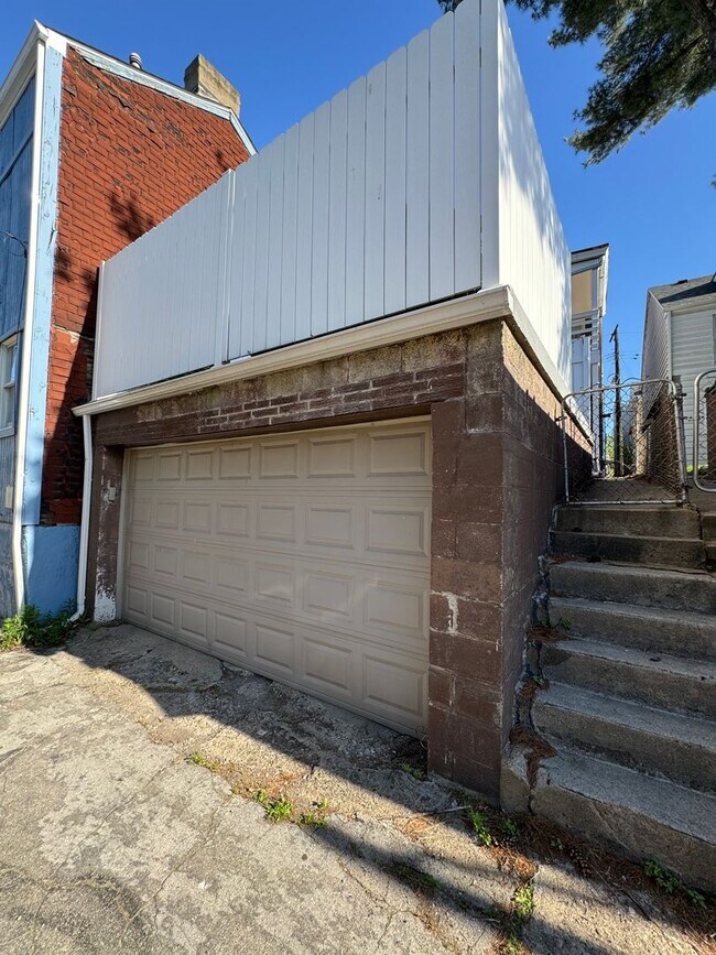 Building Photo - Coming soon! Stylish 3 Bedroom 1.5 Bathroo...