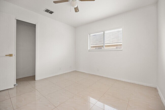 Building Photo - Beautiful 3 bedroom 2 bath home on Big Corner Lot!