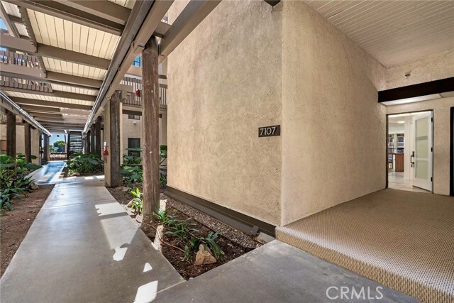 Building Photo - 7107 Marina Pacifica Dr S