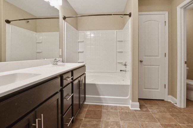 Building Photo - Three Bedroom in Magnolia Place!