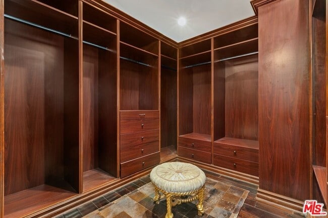 Building Photo - 6620 Lindenhurst Ave