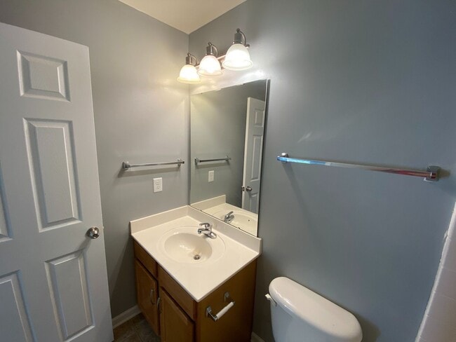 Building Photo - Beautiful Townhome located in the Cedar Mill Complex!