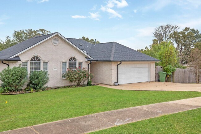 Building Photo - 2511 Westwood Main Dr
