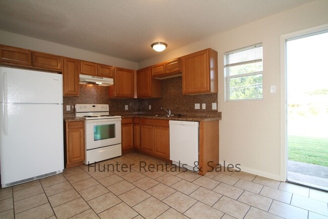 Building Photo - Aztec Trace!