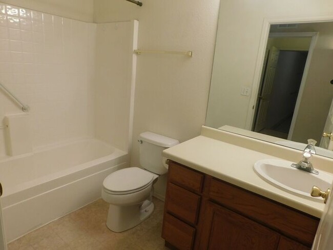 Building Photo - 3 bedroom home with fenced yard and garage...