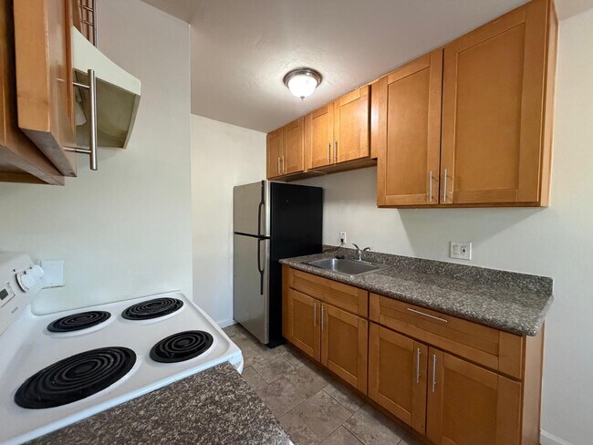 Building Photo - 3232 14th Ave