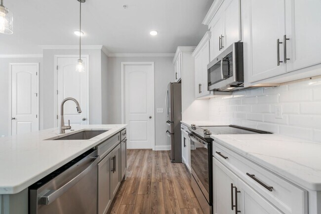 Building Photo - Canterbury Townhome