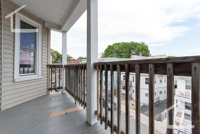 Primary Photo - Great 4 Bed in Brighton