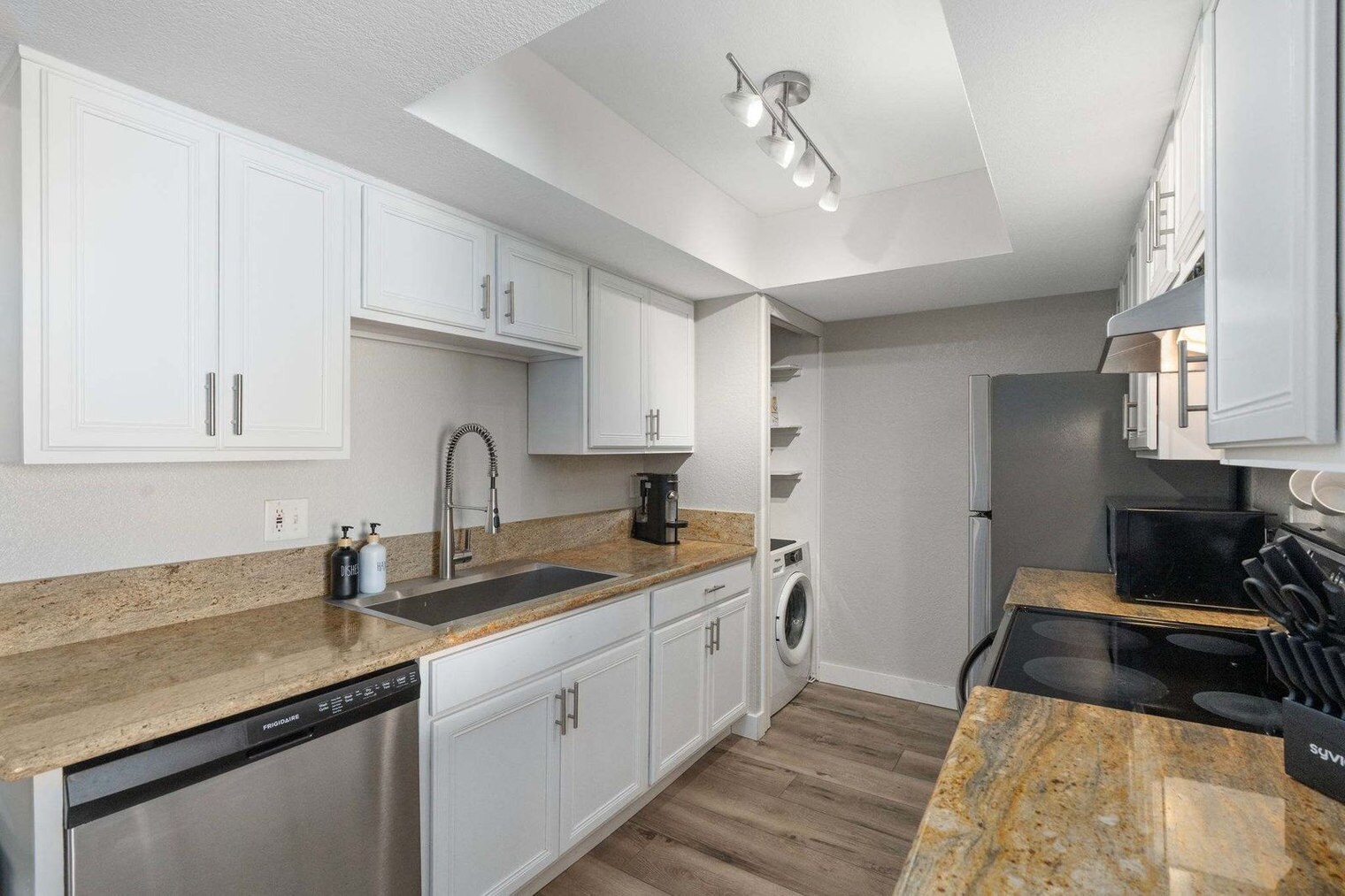 Building Photo - 740 W Elm St