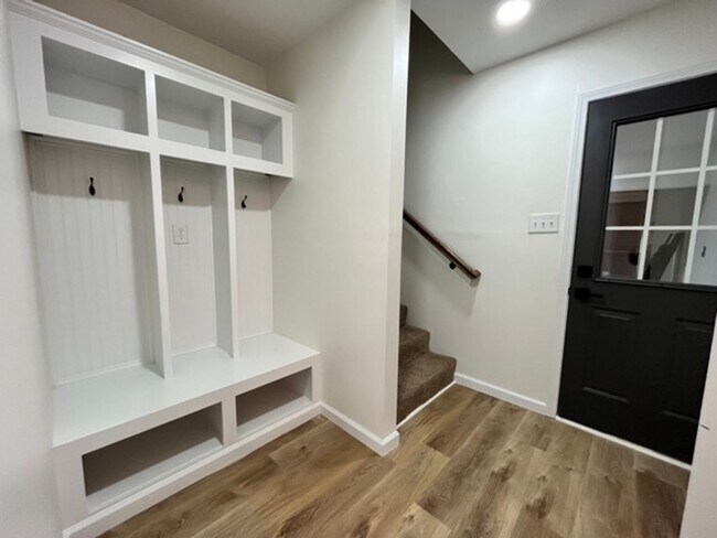 Building Photo - 204 Franklin Sq - Beautifully Updated Home in Bonaire
