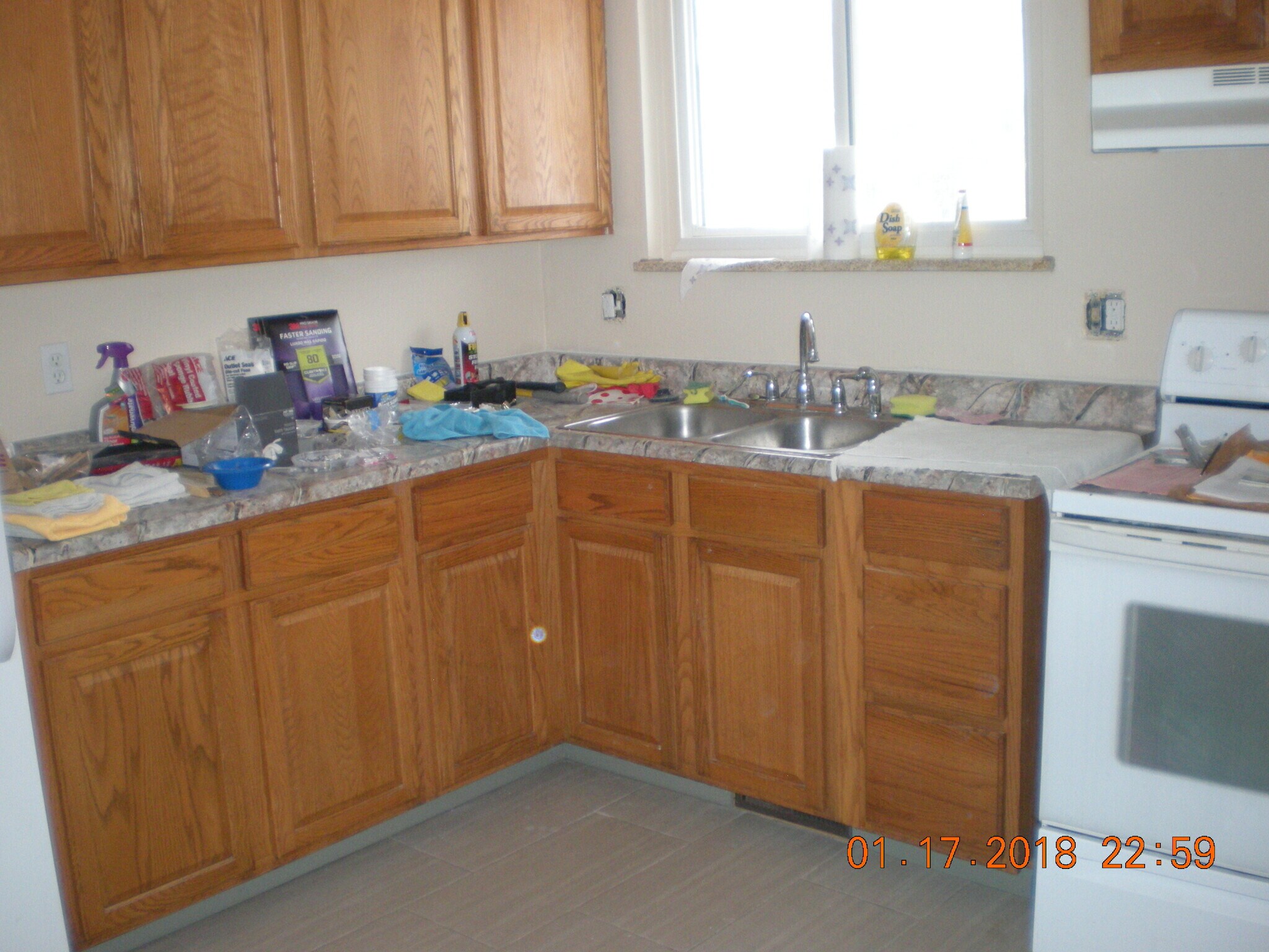 Sunny eat in kitchen, new tile floor - 1160 Clinton St