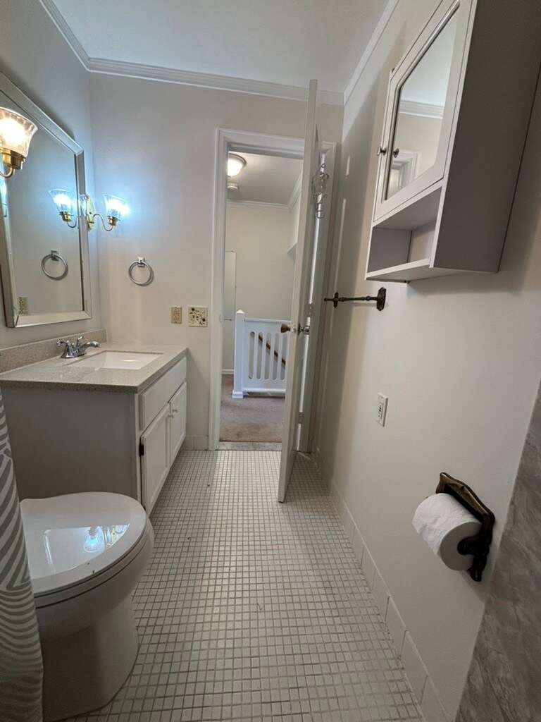 Full bath - 43 State St