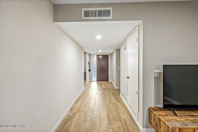 Building Photo - 2191 S Sunburst Dr