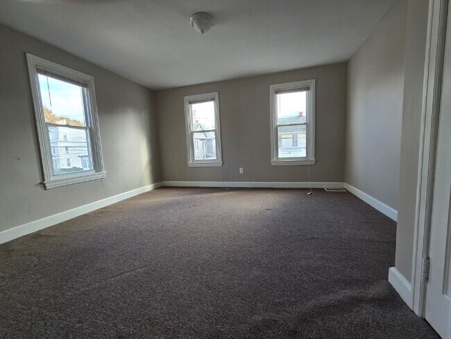 Building Photo - "Charming 3-Bedroom Duplex on Lincoln St – Your New Home Awaits!"