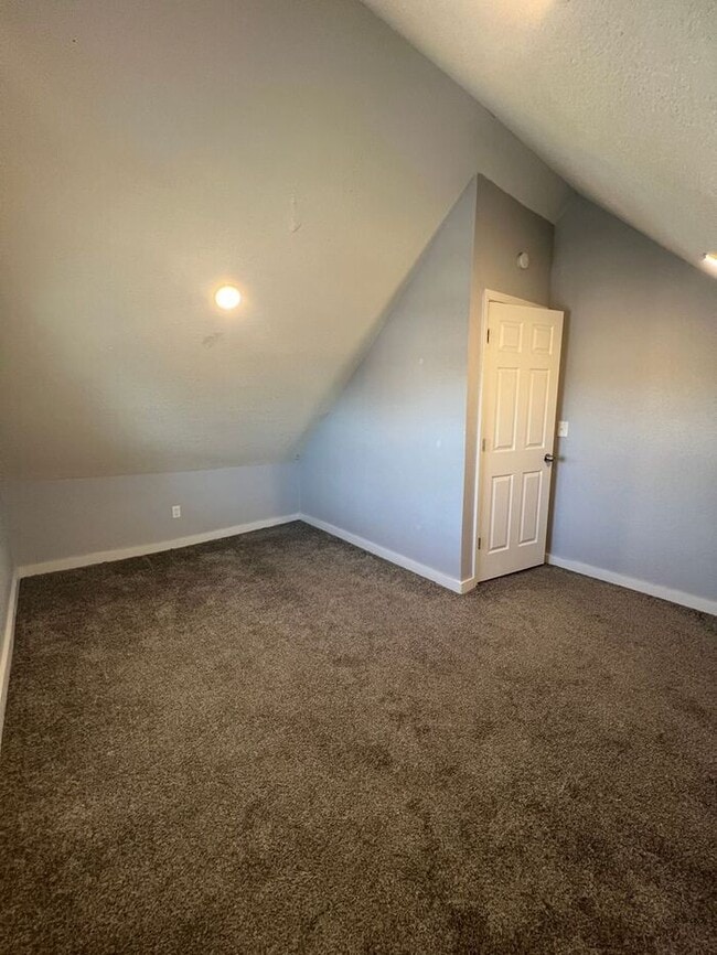 Building Photo - Spacious 5-Bedroom Home with Enclosed Porc...