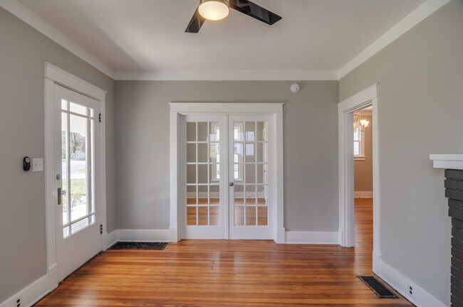 Building Photo - East Nashville Cottage!