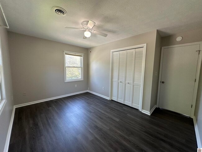 Building Photo - 210 Walnut Dr