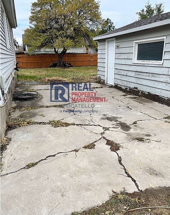 Building Photo - 4 bedroom 2 bath - 1 Car Detached Garage - Small dog negotiable