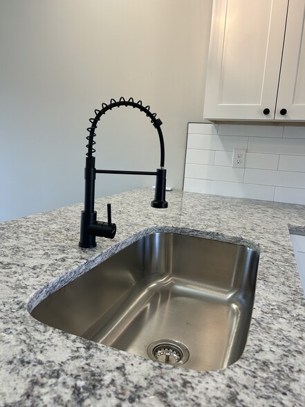 Deep kitchen sink, custom faucet - 334 Bailey St