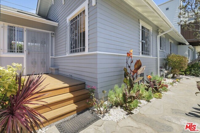 Building Photo - 320 4th Ave