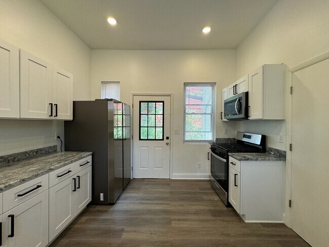 Building Photo - 7 Bed/3 Bath Mins. from UC Campus $750/pp ...