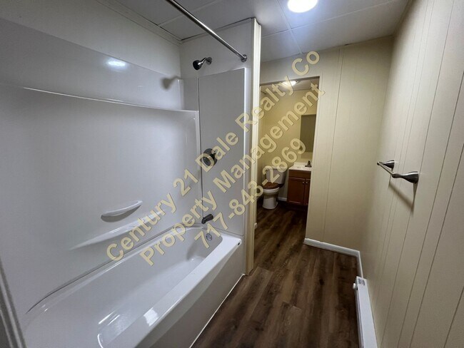 Building Photo - Very Spacious First Floor 2 Bedroom in Dov...