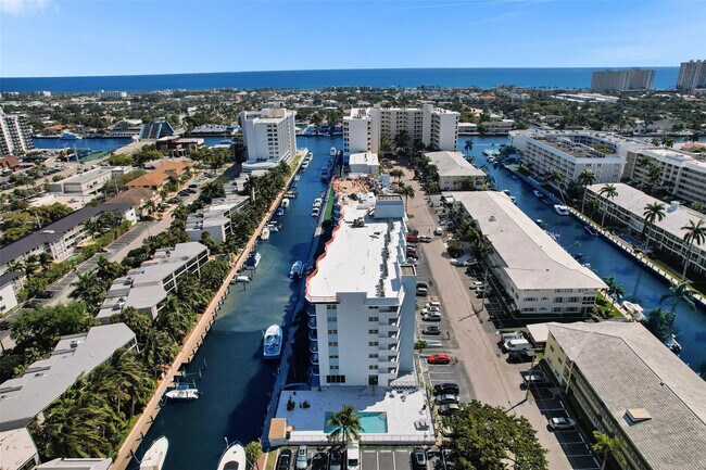 Building Photo - 3051 NE 48th St