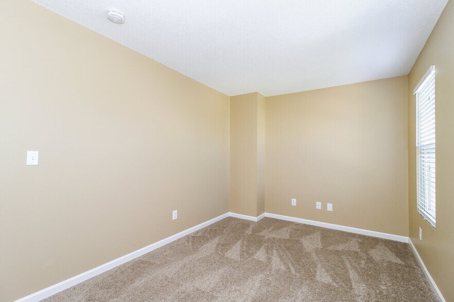 Building Photo - 300 Creekview Dr