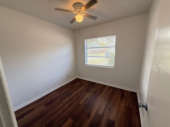 Building Photo - *Move-In Special!* - Sweet 3/1 Ranch Style Home in Arlington