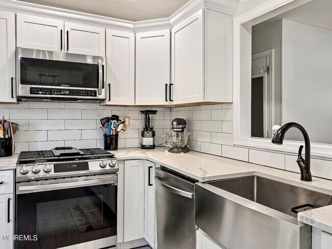 Building Photo - Charming & Cozy Ranch with Spacious Backya...