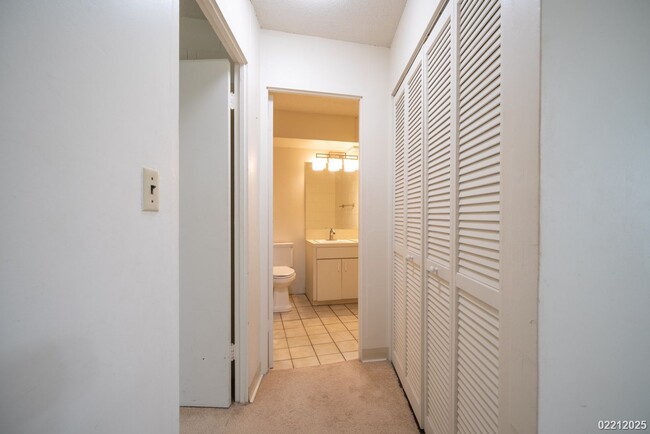 Building Photo - $1,790/ 1 BED / 1 BATH/ 1 PARKING IN MAKIKI