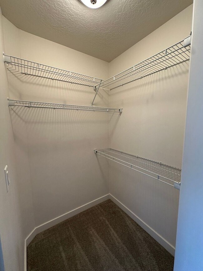 Building Photo - Gorgeous Townhome!!!