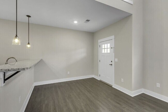 Building Photo - Modern 2BD, 2.5BA Townhouse with Large Loft in Travelers Rest