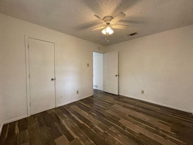 Building Photo - COMING SOON - 2 Bedroom 1 Bath Home in Lak...