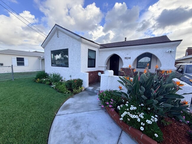 Primary Photo - Newly remodeled three bedroom house in Wilmington ready to rent!